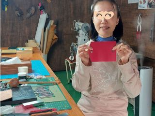 【材料は割引販売、無料のものも】材料(ヌメ革など)やキット・道具類は割引価格にて販売します。ハギレ革や床革など、無料で使える材料もあります。(自分製作分のみ)