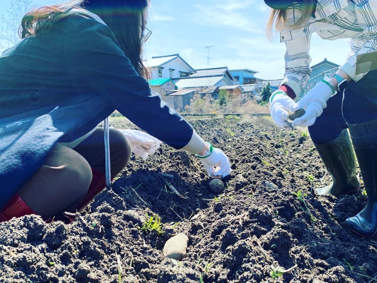 農家体験は、季節の野菜を植えたり。収穫できるものがあれば、その日の食事の材料にします。農家ならではの特別な体験をしてみませんか?