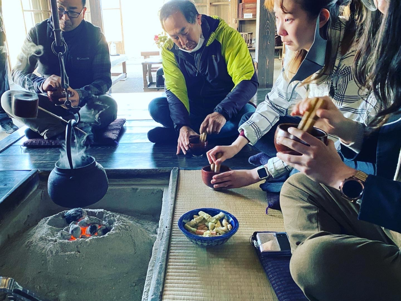 富山県朝日町特産の後発酵茶の「バタバタ茶」を体験します。五郎八茶碗と二本合わせの専用茶筅できめ細やかな泡をたてていただきます。うまくたてられるかな?