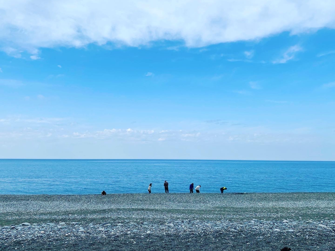 その名の通り、「ヒスイ海岸」では国石『ヒスイ』を拾うことができます。それ以外にも、魅力的な石がいっぱい!波の音を聞きながらの石拾い、夢中になりますよ!