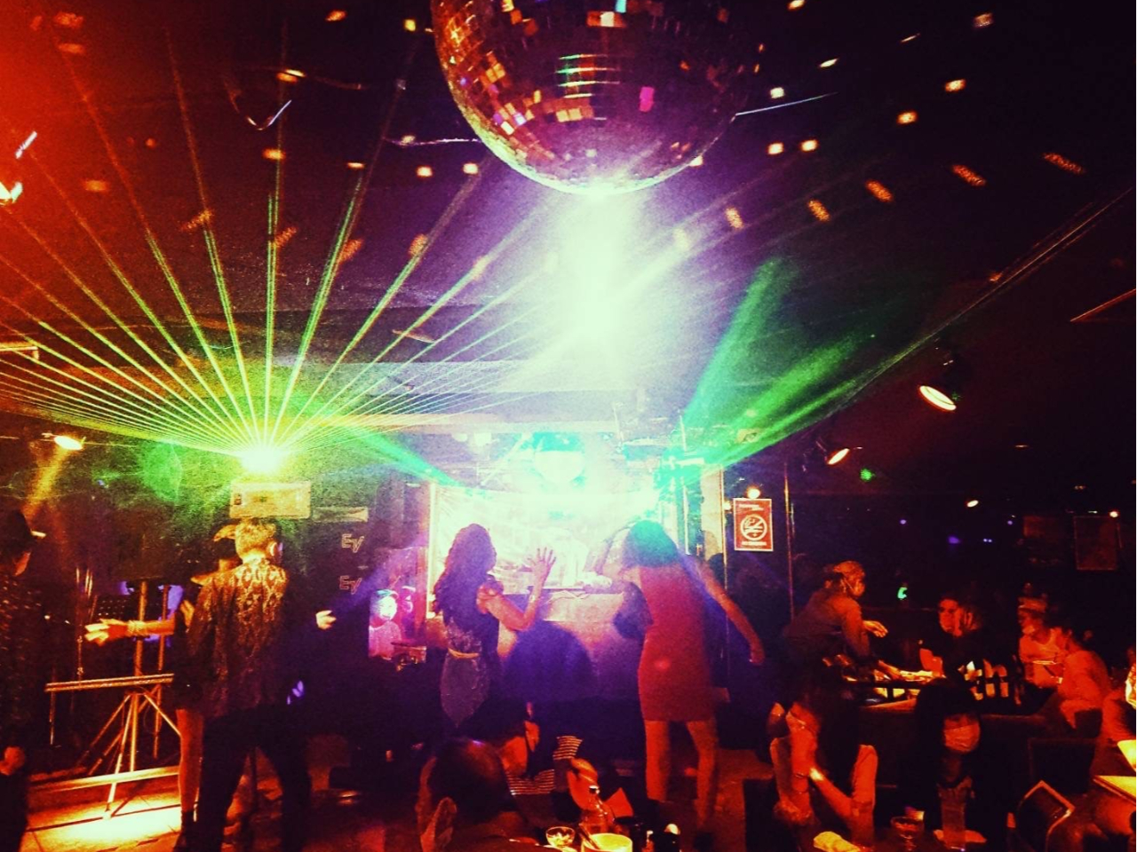 ダンスフロア&DJブース。