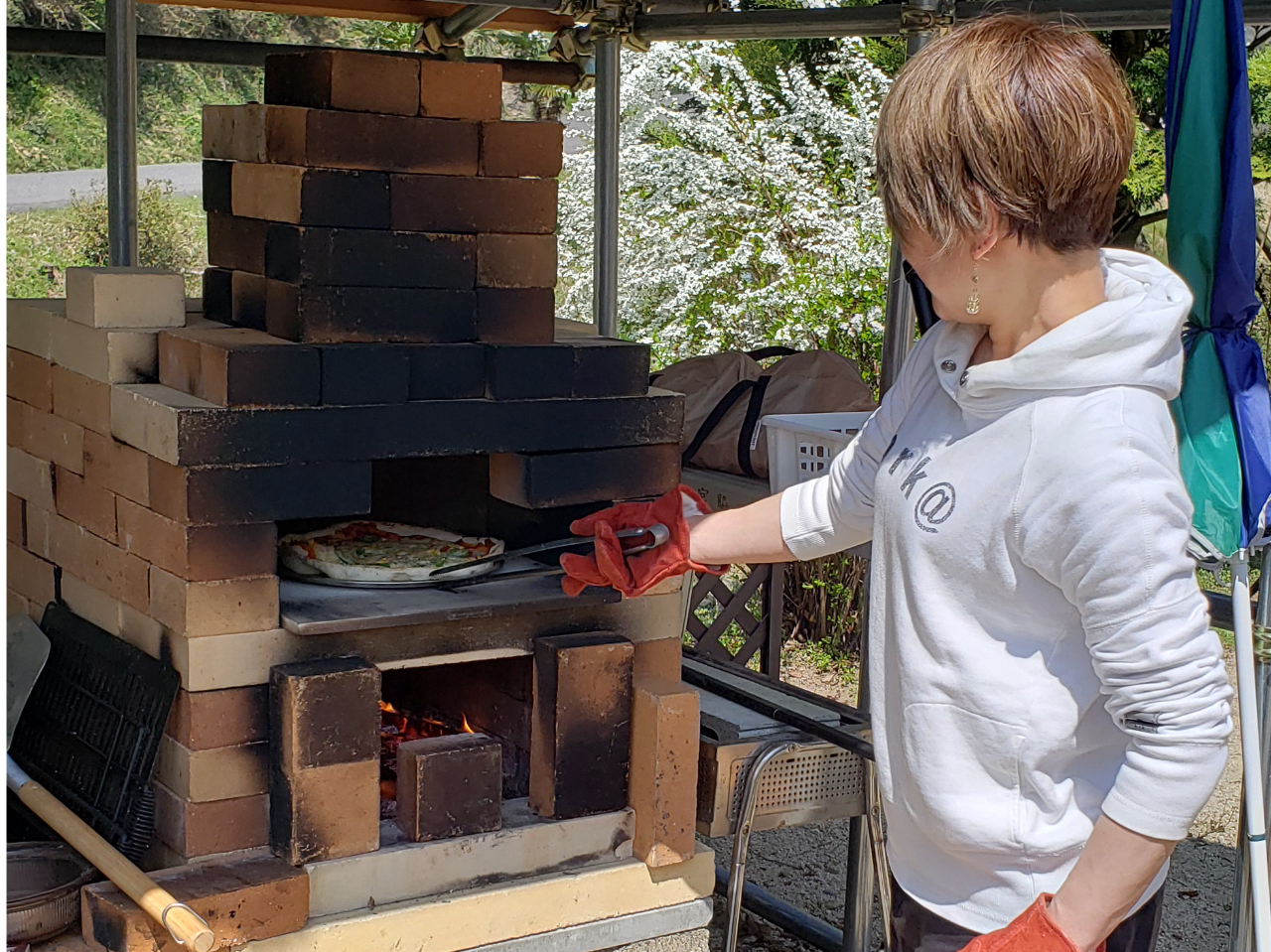 ピザ窯で楽しいピザ焼き体験!うまく焼けるかな!