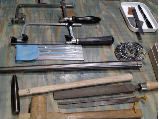 この様な道具を使って作っていきます。作業はリング造りにほぼ同じです。