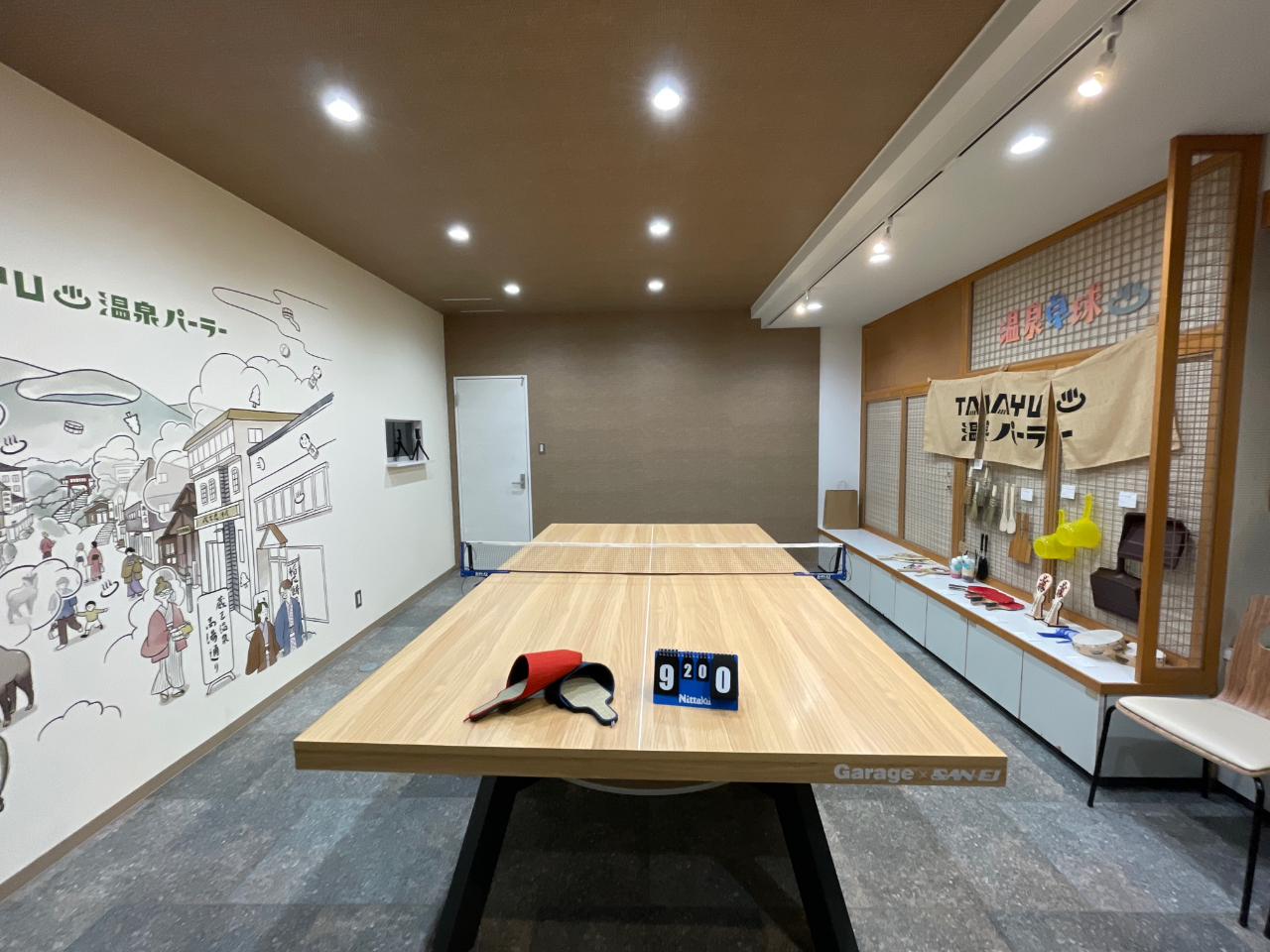 変わったラケットを揃えているので TAKAYU温泉スペースでしか味わえない卓球が楽しめること間違いなし!