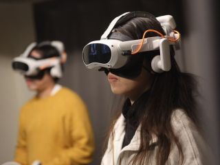 仲間と協力して謎を解き、幻想的な世界を冒険中!VRならではの没入感で、まるで本当に異世界にいるような体験ができます。