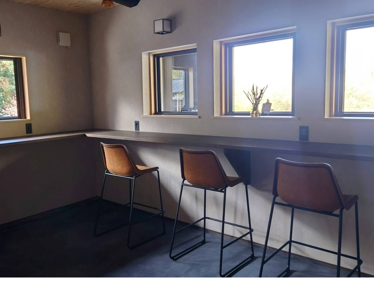 �J�E���^�[�ȂŊO�𒭂߂Ȃ���R�[�q�[��AWi-Fi�����A�R���Z���g������̂Ńp�\�R����ƂȂǂ��ł��܂�