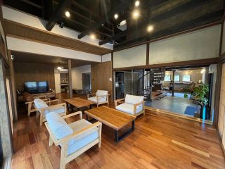 開放的な小上がりリビングはゆったり寛ぎながらお食事を楽しめます♪床暖房完備、スマートテレビのプライムビデオで映画鑑賞もできます