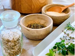 十数種類から、自分で好きなハーブを選びオリジナルのハーブソルトが作れます!1瓶(60グラム)がお持ち帰りできます♪