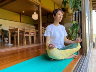 自力整体は、誰かに頼るのではなく “自分の身体は自分で守る”という考え方から生まれたセルフケアです。 講師に原田ゆかり先生をお迎えし、2泊3日の体験ができます