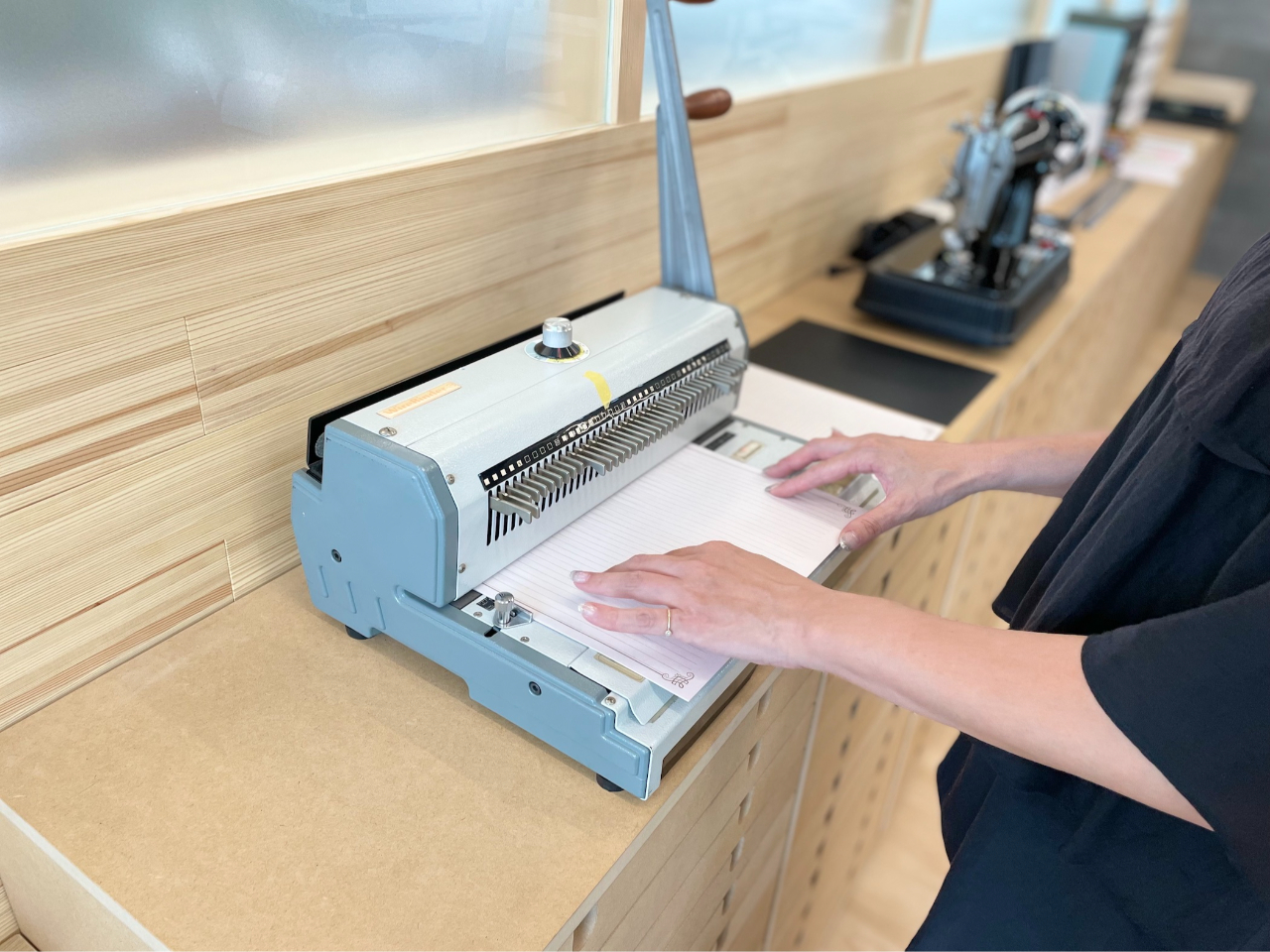 リング製本機を使ってリングメモ帳(A5サイズ)にもできます。(別途 税込¥110必要です)