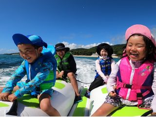 貸切ならでは。小さなお子様にも速度を合わせたバナナボート♪