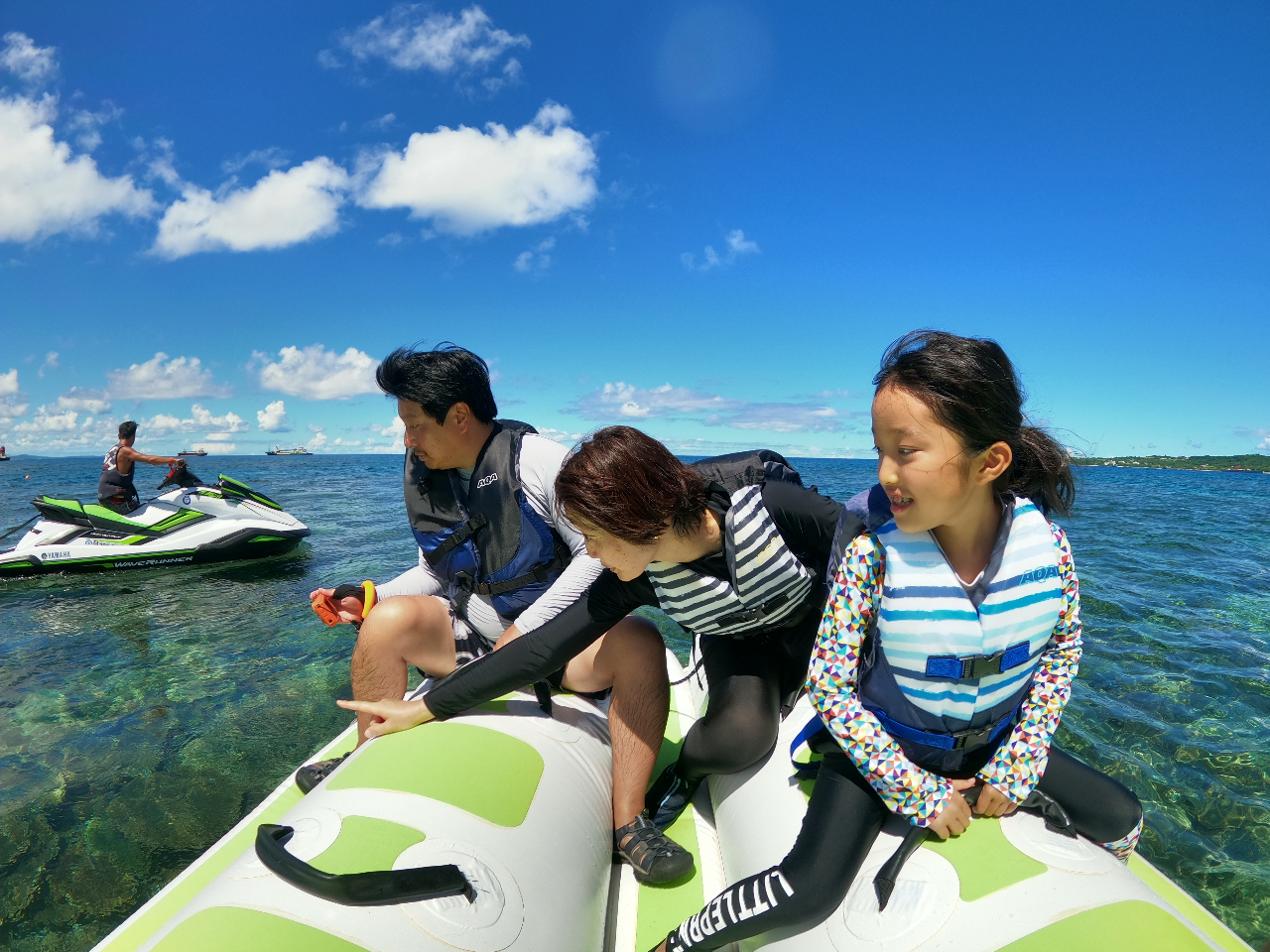 珊瑚礁に立ち寄り、バナナボートからの水中観察も♪