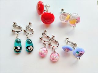 ミルフィオリ(千の花)やカットされた色ガラスでお好きなアクセサリーを作りましょう。パーツは迷いますが出来ている販売品等をみたり、あと楽しみながらお選び下さいませ