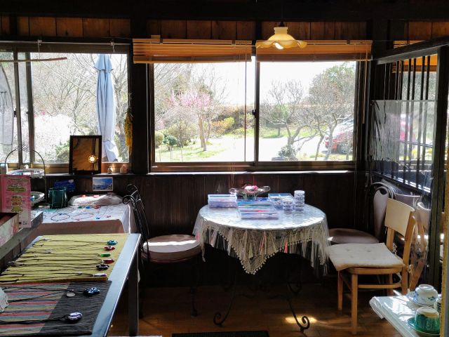 ガラス細工体験のテーブルです。イスに座ってゆったりとお作り下さい。時々、庭や空を眺めながらどうぞ〜。