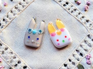 箸置きプランはお2つ作れます。カラフルなベネチアンガラスやミルフィオリ(千の花)をお選び頂いて組み合わせます。かわいいうさぎさんや猫さんワンちゃんも出来ます。
