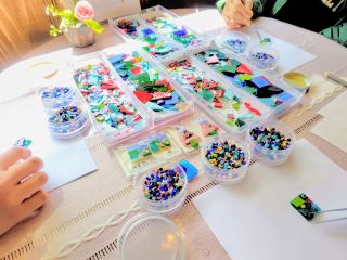 ベネチアンガラスは世界三大ガラス、ガラスの宝石と言われています。小さな花模様はミルフィオリ(千の花)ベネチアンガラスの特徴のひとつです☆