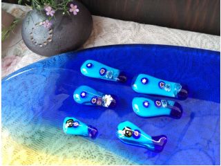 箸置きプランはお2つ作れます。カラフルなベネチアンガラスやミルフィオリ(千の花)をお選び頂いて組み合わせます。かわいいうさぎさんや猫さんワンちゃんも出来ます。