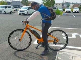 初めてでもしっかり乗り方を教えます。駐車場で試し運転をしながらサドルの調整をし、ギアの調整など覚えてもらいます。