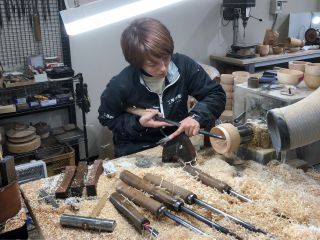 【工房静寛の木地挽き】 山中漆器は縦木取りの材料を使い、椀や合口ものなど丸物を中心に作っています