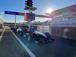 走行直前ピットレーン風景 マシーンはスーパーFJです