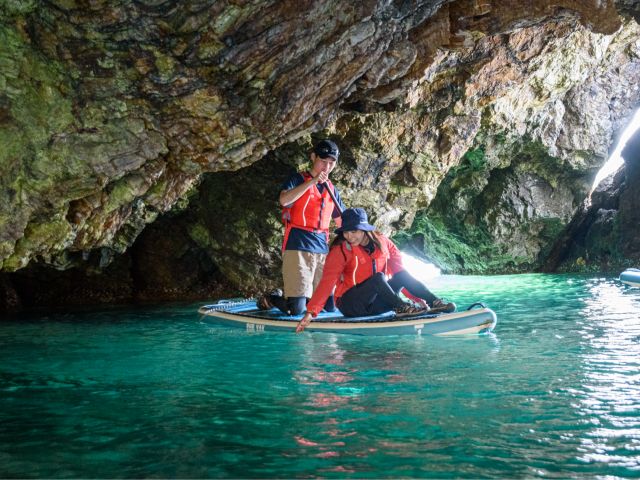 夏場は洞窟内でシュノーケリング体験ができます。(シュノーケルセットレンタル込み)