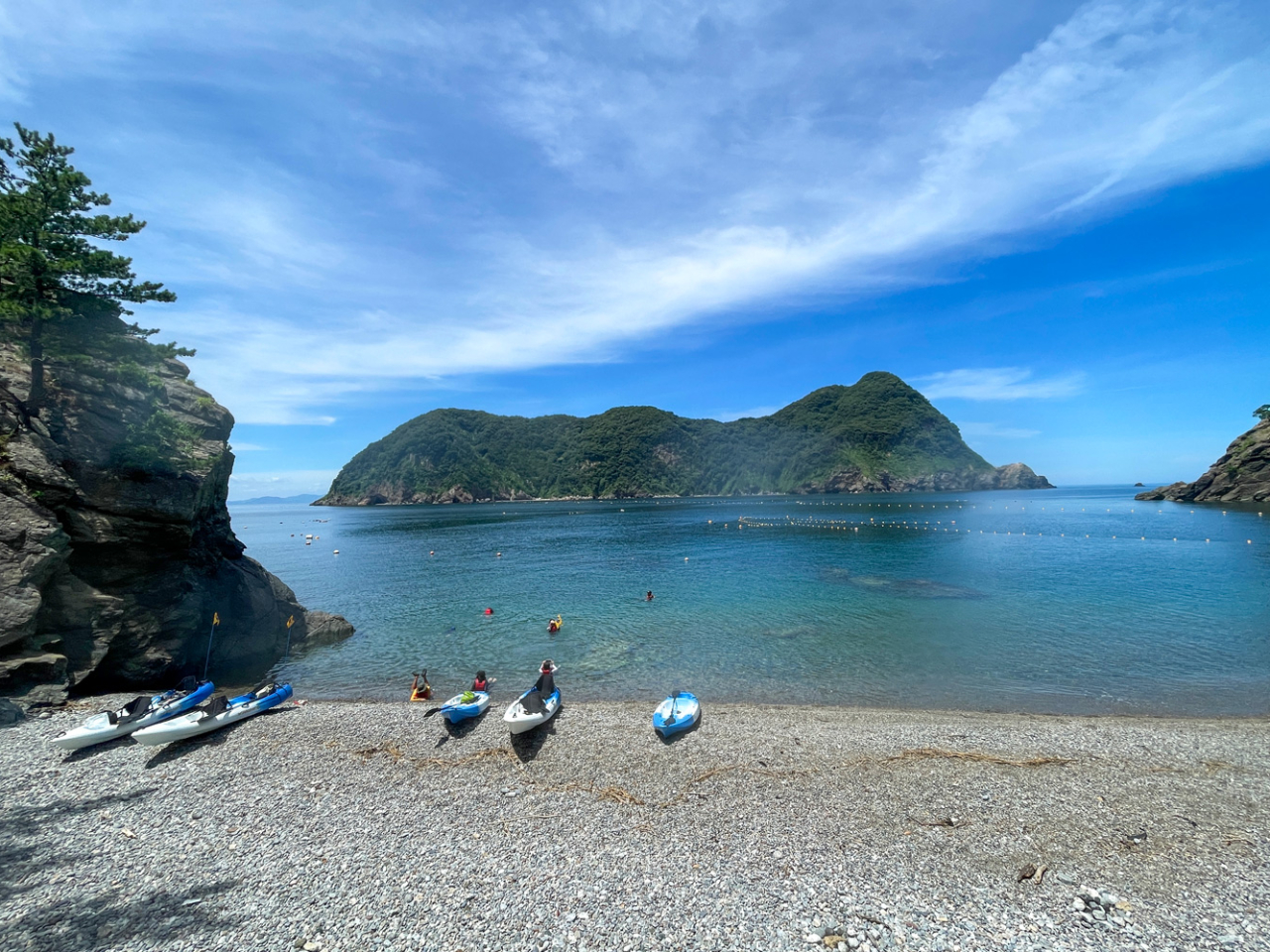 洞窟探検後はビーチでひと休み。水遊びを楽しんでもOK!