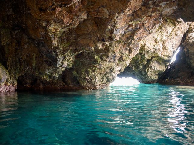 息をのむ青さ。まるで別世界に迷い込んだような体験を。