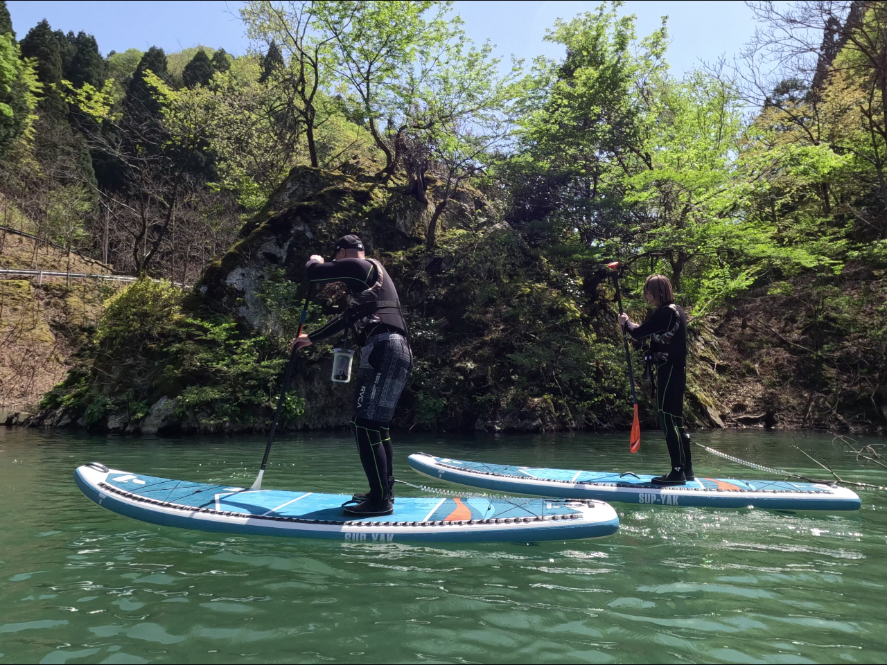【若狭・熊川】明神湖で冒険SUPツアー《秘境の湖をSUPで巡る!絶景に囲まれて心...
