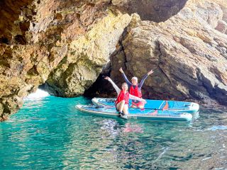 青く輝く海と迫力満点の洞窟が人気のフォトスポット! ガイドによる写真撮影サービスも行っています。