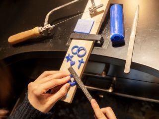 こちらのワークショップではリングまたはチャームの原型をワックスで成形し、オリジナルのシルバージュエリーを制作することが出来ます。
