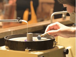 原石から輝く宝石になるまで。宝石研磨のプロセスを実体験! こちらの体験はお子様から大人まで誰でもお楽しみいただける人気コースです!