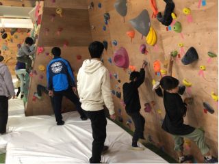 初心者・キッズ優先エリアで登る子どもたち!