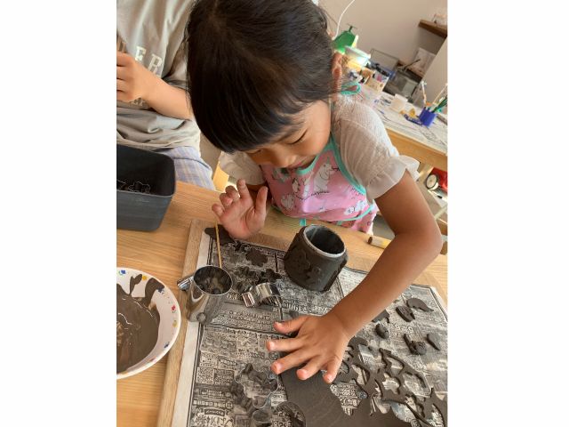 型抜きしての飾りに夢中!