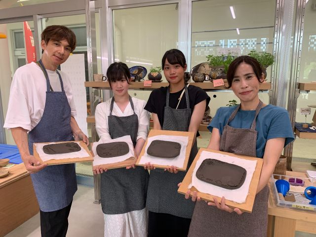 家族全員で仲良く丸皿作り。