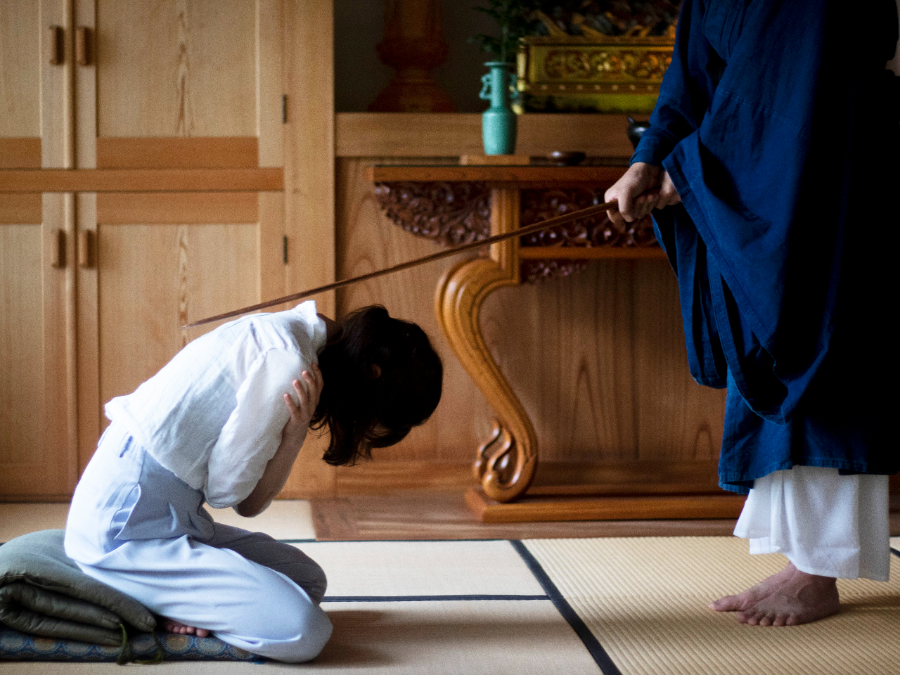 姿勢が乱れたり、集中力が途切れた時、それをリセットする目的で肩や背中を叩きます