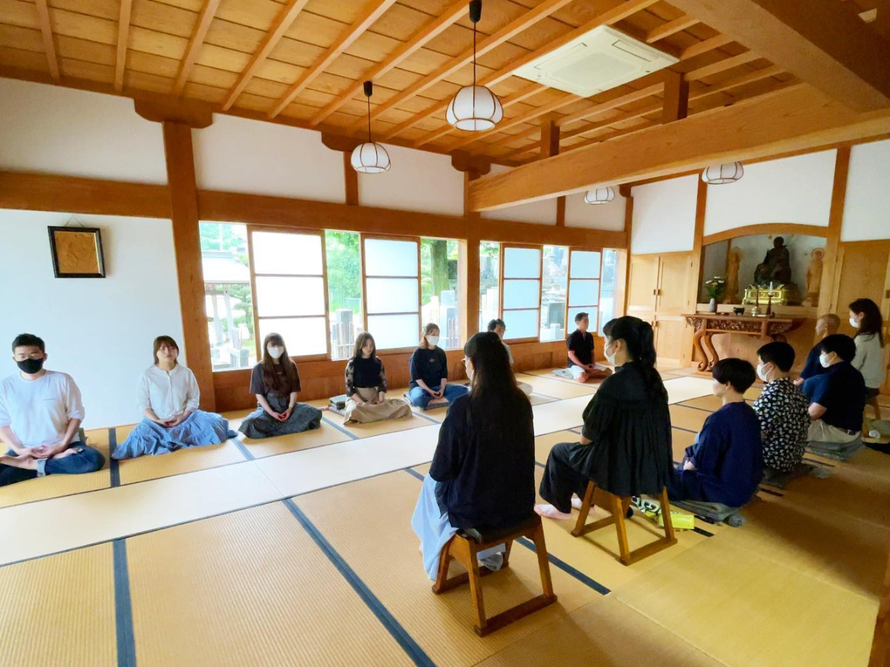 膝や腰が弱い方は、椅子を用いて坐禅をしていただけます。椅子を用いても、心のもち方や呼吸の仕方、姿勢などはすべて同じです