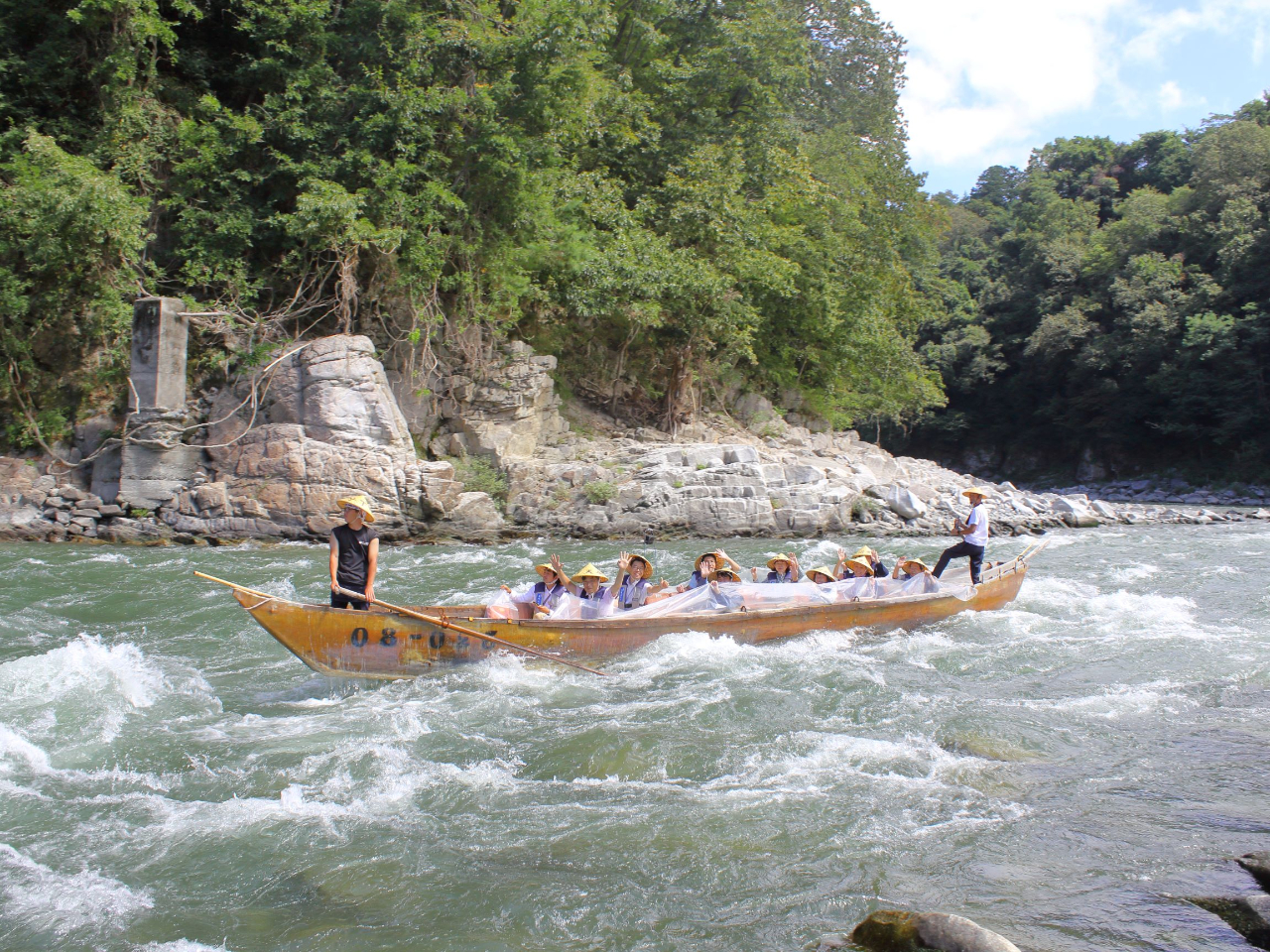 飛び散るしぶき!歓声が上がる!