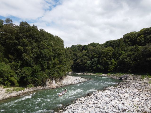 急流鵞流峡を下る。飛び散るしぶきはマイナスイオンで一杯!
