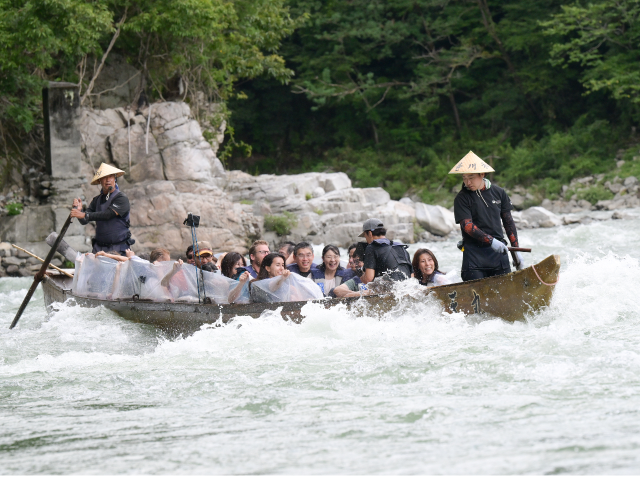 湯ノ瀬の瀬を船頭さんの見事な櫂さばきで下る。飛び散るしぶきはビニールシートを持ち上げてお除け下さい。