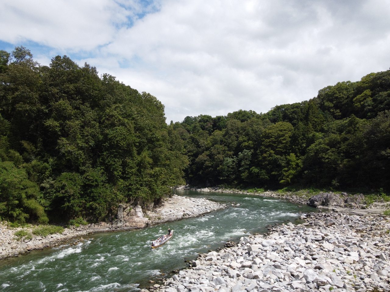 急流鵞流峡を下る。飛び散るしぶきはマイナスイオンで一杯!