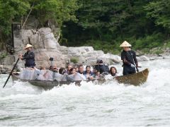 湯ノ瀬の瀬を船頭さんの見事な櫂さばきで下る。飛び散るしぶきはビニールシートを持ち上げてお除け下さい。