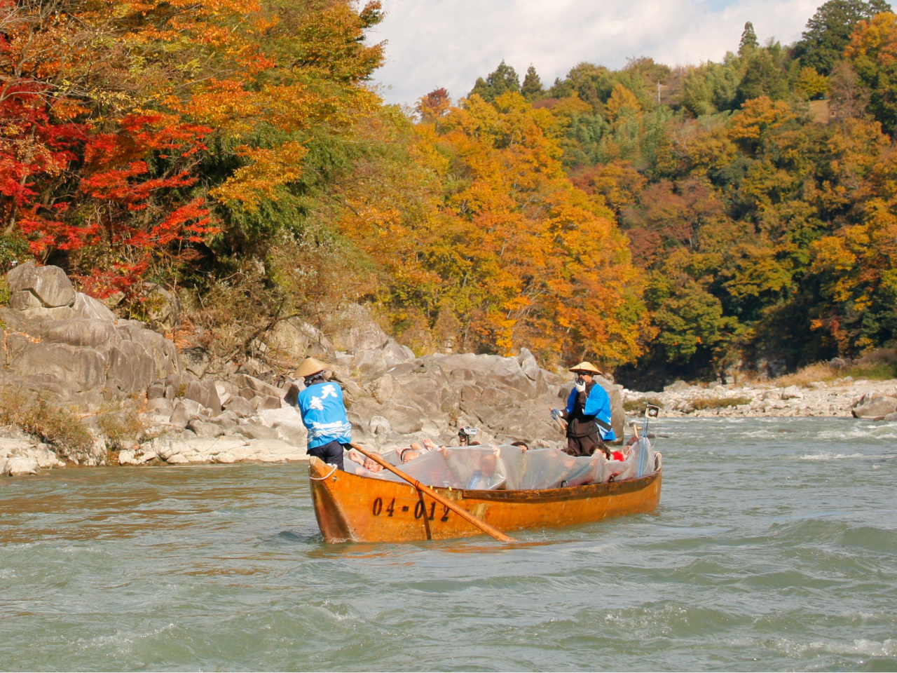 鵞流峡の渓谷が秋色に染まる11月。
