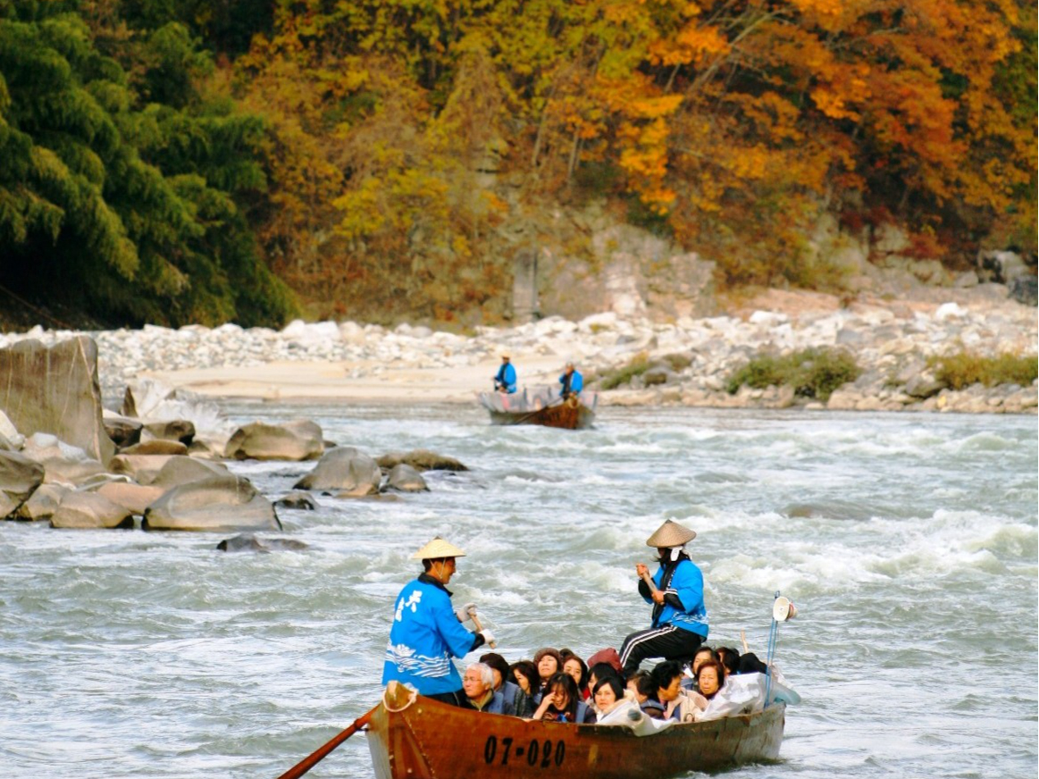 天竜川の流れが静かに澄みわたる11月。 紅葉に染まる山々を眺めながら、和船でゆったりと川を下る時間は、まるで秋の絵巻の中にいるよう。 ひんやりとした空気と、木々