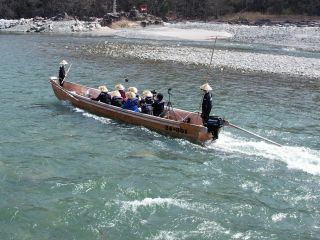 エンジンを使って川をさかのぼる