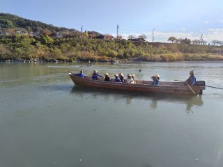 座席が前向きのクルーズ船で時又の天竜川を周遊