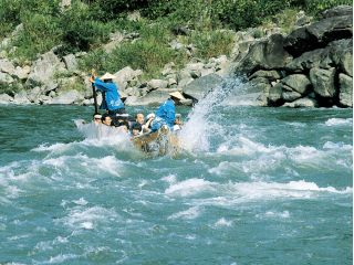 早瀬で飛び散るしぶき!ビニールシートを使って上手にお除けください。