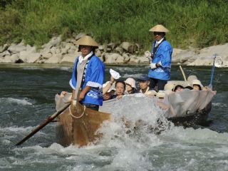 早瀬を下る!船頭さんの技の見せ所。