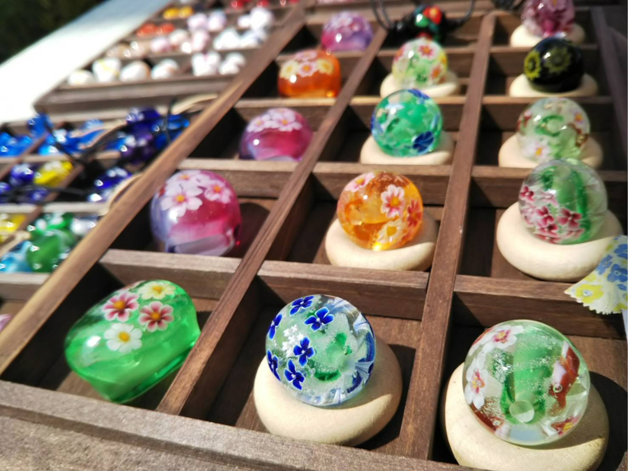 色々な花のパーツが入った玉