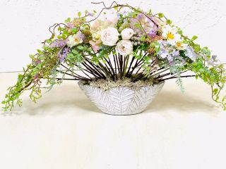 アーティフィシャルフラワーなどを使ってアレンジやブーケを手作りで制作指導致します。思い出に残る作品を作ってみませんか