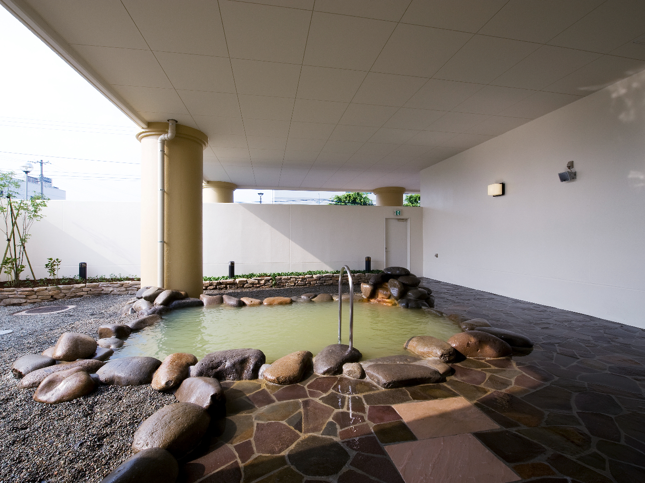 【露天風呂】自慢の天然温泉をゆっくりお楽しみください。内風呂・ジャグジー・サウナ・水風呂がございます。